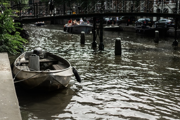 Canales de ámsterdam, barcos a pie sobre el agua.