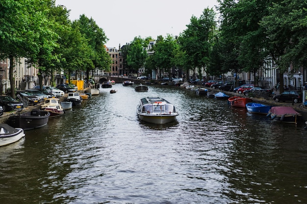 Foto gratuita canales de ámsterdam, barcos a pie sobre el agua.