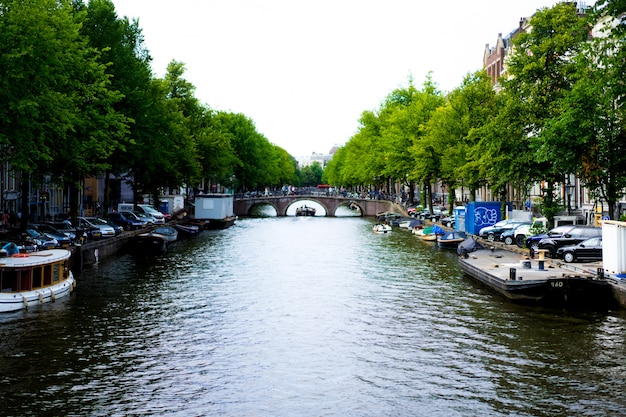 Foto gratuita canales de ámsterdam, barcos a pie sobre el agua.