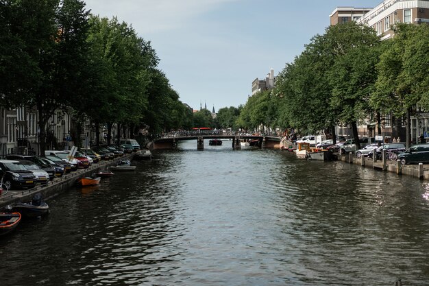 Canales de Ámsterdam, barcos a pie sobre el agua.