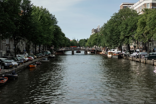 Canales de Ámsterdam, barcos a pie sobre el agua.