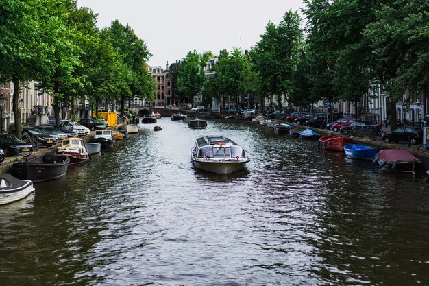 Canales de Ámsterdam, barcos a pie sobre el agua.