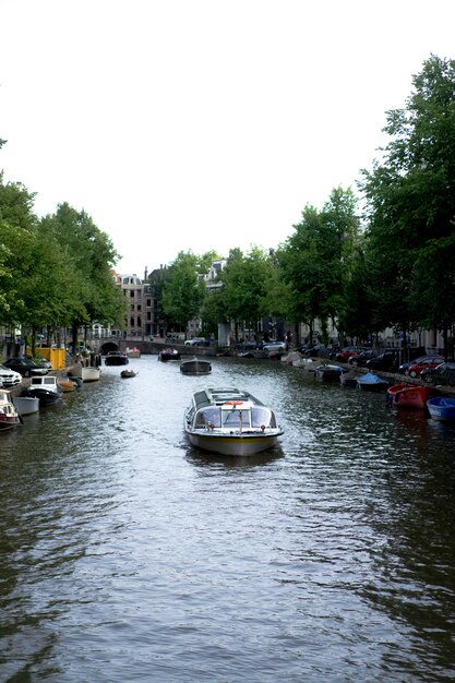 Canales de Ámsterdam, barcos a pie sobre el agua.