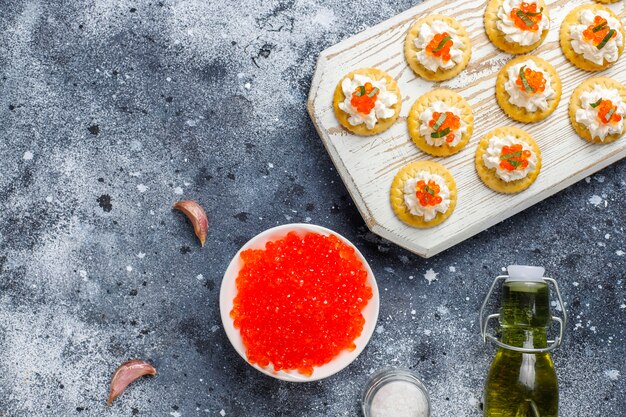 Canapé con caviar rojo para fiesta.