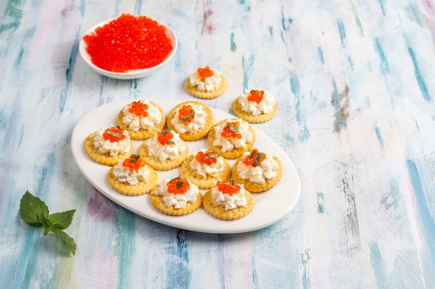 Canapé con caviar rojo para fiesta.