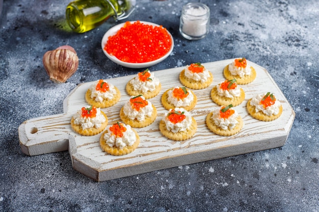 Canapé con caviar rojo para fiesta