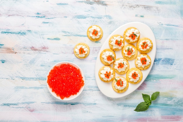 Canapé con caviar rojo para fiesta.