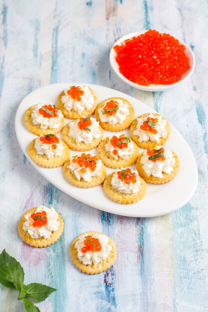 Canapé con caviar rojo para fiesta.