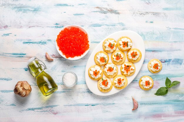 Canapé con caviar rojo para fiesta.