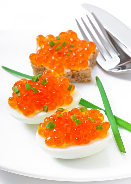 Foto gratuita canapé con caviar de salmón