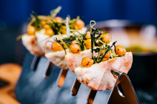 Foto gratuita canapés con rúcula de bayas fritas en vista lateral de pan