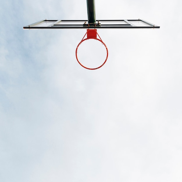 Canasta de baloncesto y red con vista al cielo.