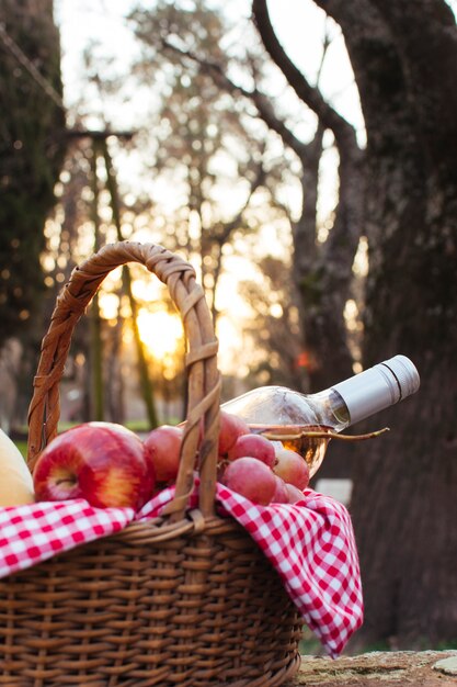 Canasta con golosinas de picnic al amanecer