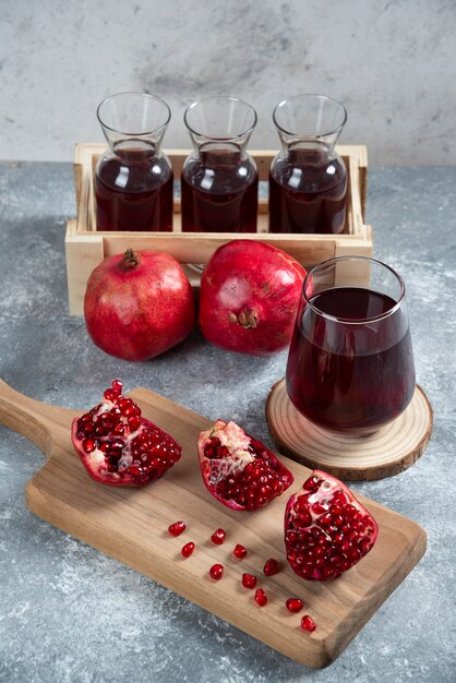 Una canasta de madera llena de jugo de granada madura dulce.