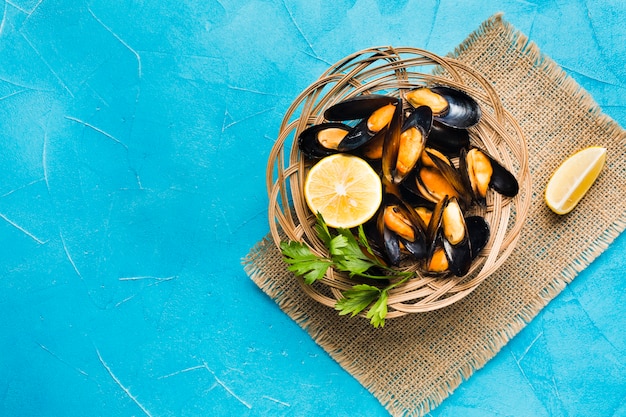 Canasta de mejillones cocidos con copyspace.