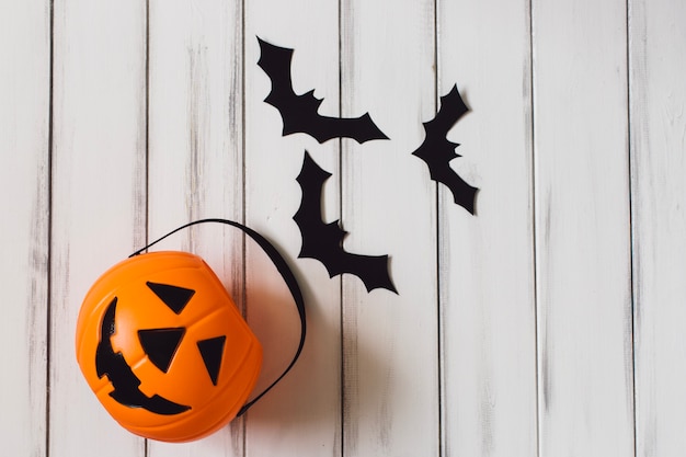 Foto gratuita canasta y murciélagos divertidos para la fiesta de halloween
