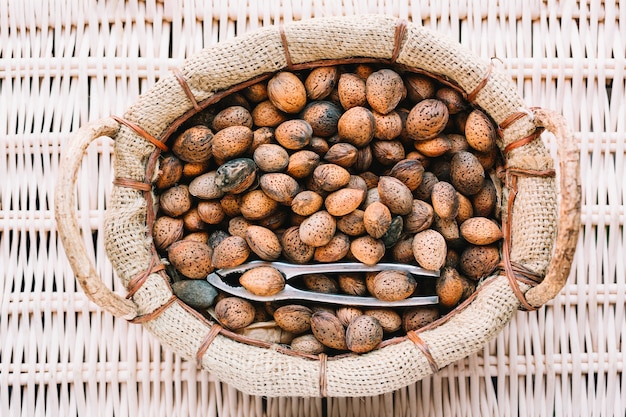 Canasta de nueces en conchas