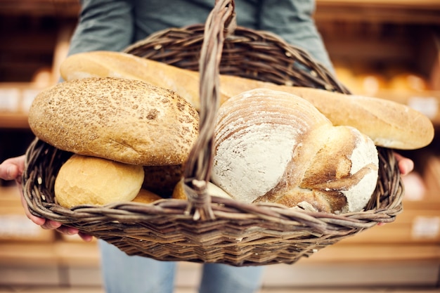 Foto gratuita canasta de pan para hornear