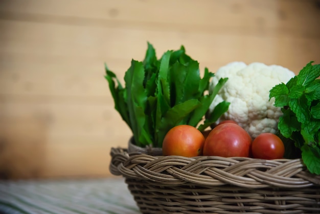 Canasta de verduras frescas y listas para cocinar en la cocina