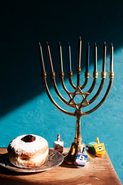 Foto gratuita candelabro de janucá con donas