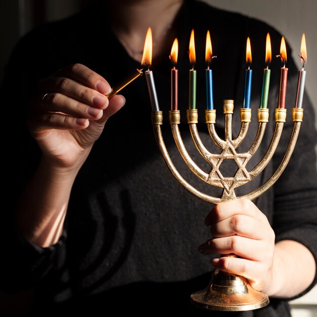 Candelabro judío con velas