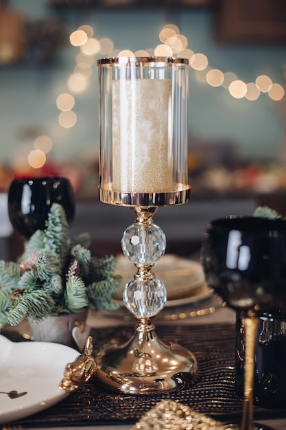 Candelabro de oro de pie sobre la mesa festiva en casa. Concepto de víspera de año nuevo