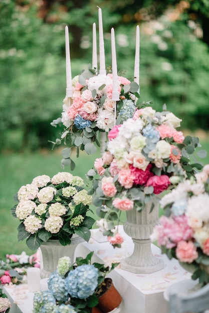 Foto gratuita candelabros y floreros con bellas flores en colores pastel