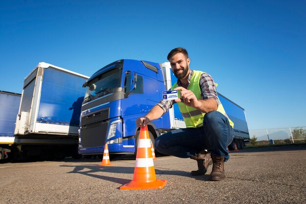 El candidato a conductor terminó con éxito la capacitación en conducción de camiones y obtuvo la licencia de conducir comercial