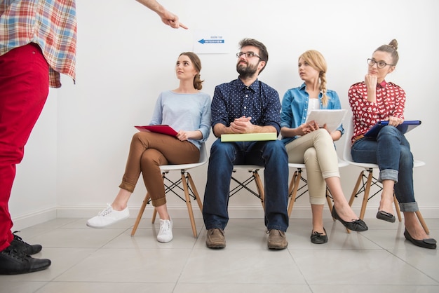 Foto gratuita candidatos esperando una entrevista de trabajo.