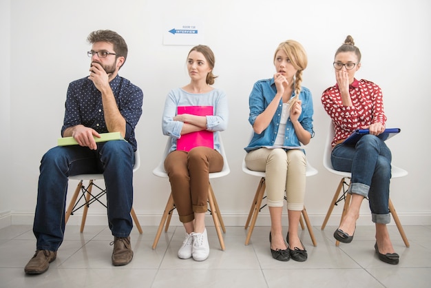 Candidatos esperando una entrevista de trabajo.