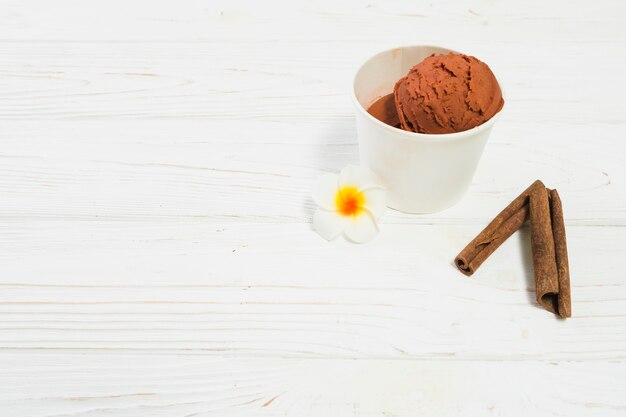 Canela y flor cerca de helado