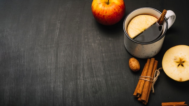 Foto gratuita canela y manzanas cerca de bebidas con especias