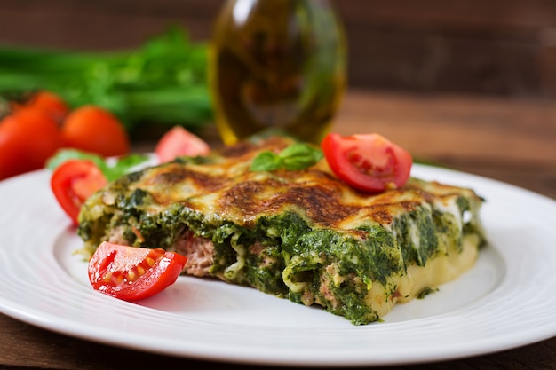 Canelones con salsa de carne y espinacas