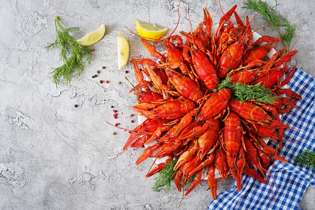 Cangrejo de río. El rojo hirvió los pescados del craw en la tabla en el estilo rústico, primer.