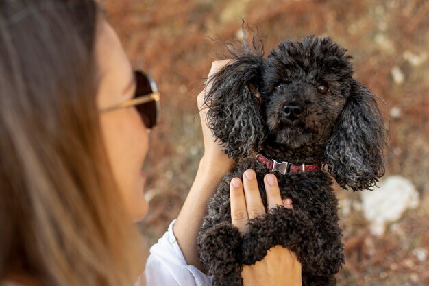 Caniche de cuidado femenino de alto ángulo