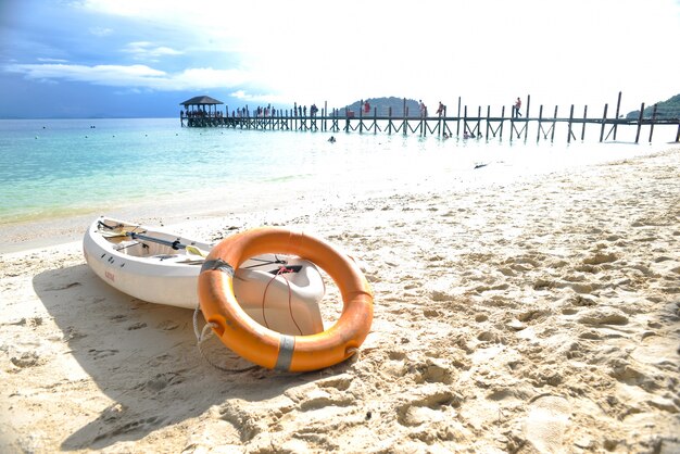 Canoa en la arena de la playa