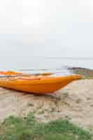 Foto gratuita canoa en la playa