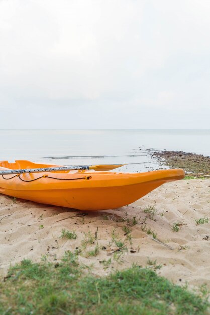 Canoa en la playa