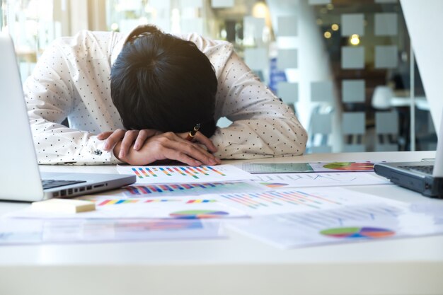 Cansado, sobrecargado, hombre de negocios, dormir