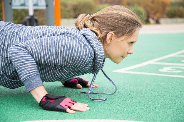 Cansado tensado atleta sosteniendo tablón