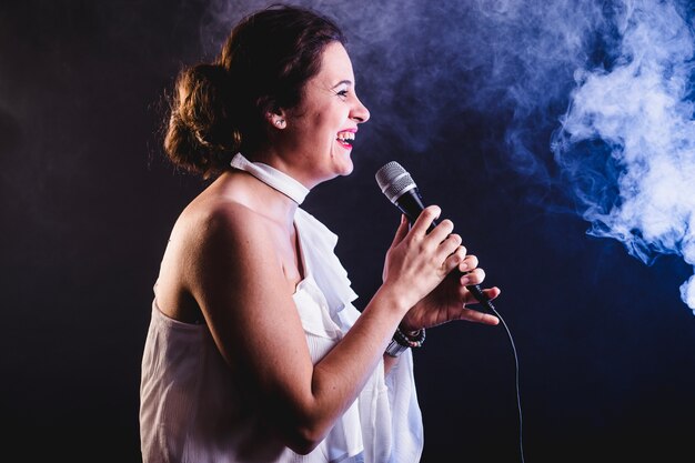 Cantante sonriente en el concierto