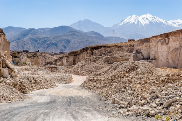 Cantera de piedra en las montañas del Perú