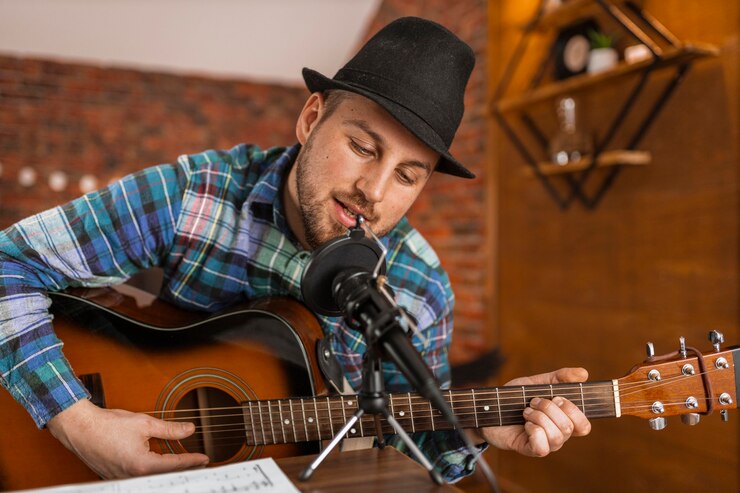 Foto gratuito canto de músico talentoso de tiro medio