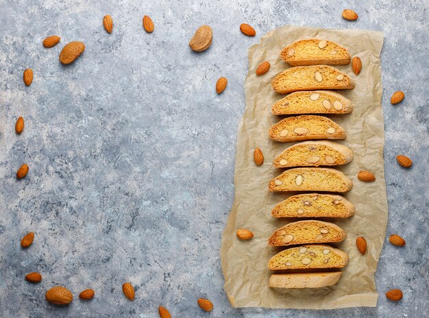 Cantuccini galletas toscanas italianas tradicionales con almendras en mesa de hormigón gris