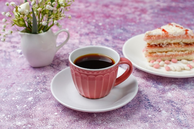 Foto gratuita cantuccini, galletas tradicionales toscanas italianas con almendras, una taza de café a la luz