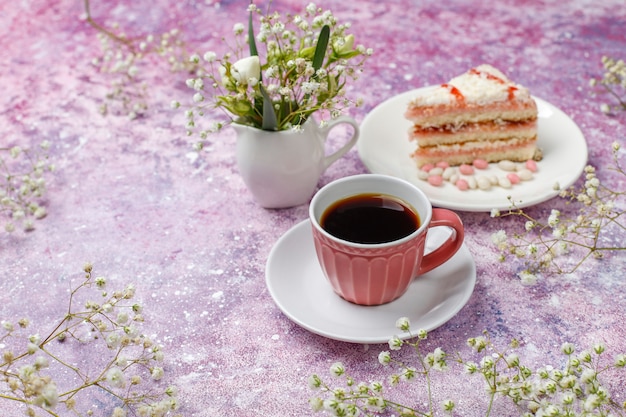 Foto gratuita cantuccini, galletas tradicionales toscanas italianas con almendras, una taza de café a la luz