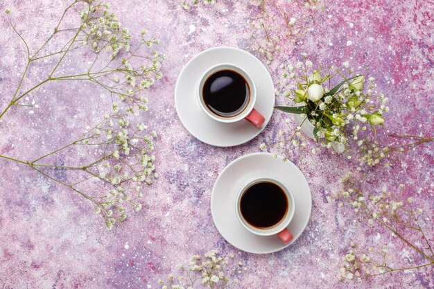 Cantuccini, galletas tradicionales toscanas italianas con almendras, una taza de café a la luz