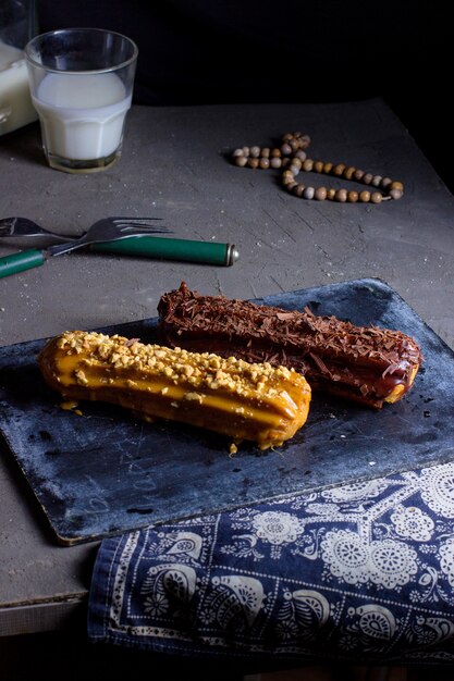 Canutillos de chocolate y caramelo sobre la mesa