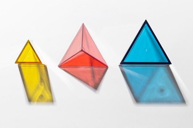 Una capa plana de formas translúcidas de colores