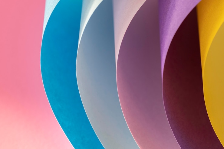 Foto gratuito capas curvas de papeles de colores